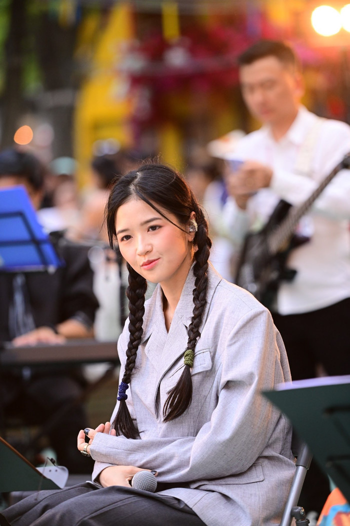  Suni Hạ Linh có dịp mang đến ca khúc mới ra mắt của mình - Sự Mập Mờ gửi tặng tới những khán giả thân yêu trên đất Nhật trong chương trình Busking show Xin Chào Nhật Bản - Xin Chào! Saitama.