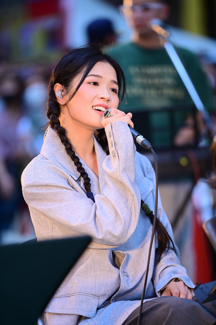 Với phiên bản nhẹ nhàng cùng chất giọng ngọt ngào, phần xử lý bài hát hiện đại cùng “visual” dễ thương của Suni giúp phần trình diễn trở nên hút hồn.