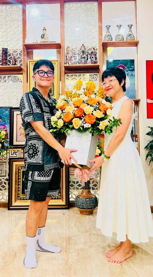 Theo nhận xét của Thảo Vân, Tít là chàng trai sống rất tình cảm và thương bố mẹ. 