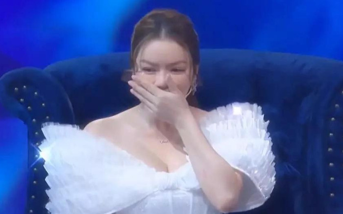 Giữa đêm, Lý Nhã Kỳ tiếp tục đăng đàn lo lắng vì bị kẻ lạ rình mò trước cửa nhà Ảnh 2