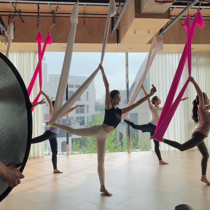 Dù lịch trình làm việc bận rộn nhưng nàng hậu vẫn dành thời gian rèn luyện sức khỏe, duy trì sắc vóc với các bộ môn như yoga bay, chạy bộ, bơi lội, tennis,...