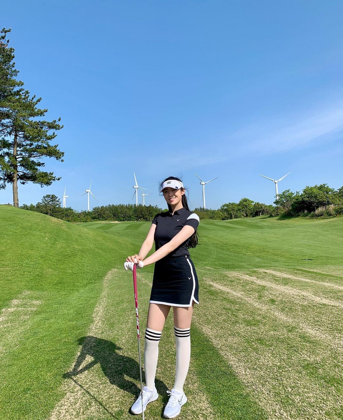 Được biết, tennis là bộ môn Soo Min theo đuổi đã lâu. Hoạt động thể thao ngoài trời này không chỉ giúp cô nàng tăng cường thể chất, tinh thần mà còn mang đến lợi ích lâu dài cho hình thể.