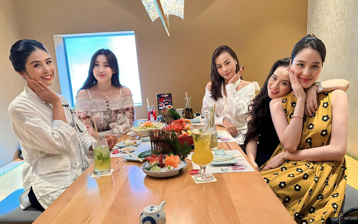 Tụ họp cùng Đỗ Mỹ Linh và Phương Oanh, 1 nàng hậu vướng tin đồn có tin vui? Ảnh 2