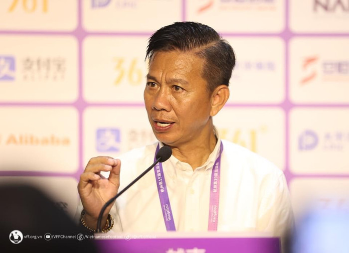 HLV Hoàng Anh Tuấn tức giận với các học trò sau trận thắng Olympic Mông Cổ. Ảnh: VFF