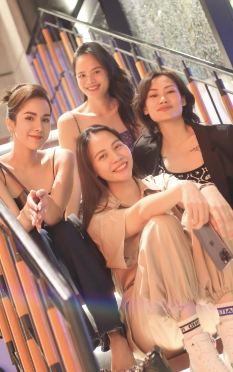 Dù đã có cuộc sống riêng, thế nhưng Đàm Thu Trang - Diệp Lâm Anh - Pông Chuẩn (Đỗ Thanh Hoa) và Trần Hiền vẫn giữ được tình bạn thân thiết, thường xuyên tụ hội vào những dịp đặc biệt. 