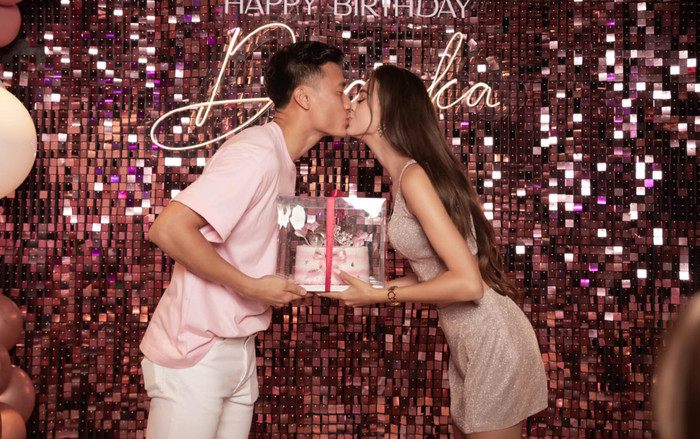 Bùi Tiến Dũng khóa môi bà xã ngọt ngào trong ngày sinh nhật Ảnh 2