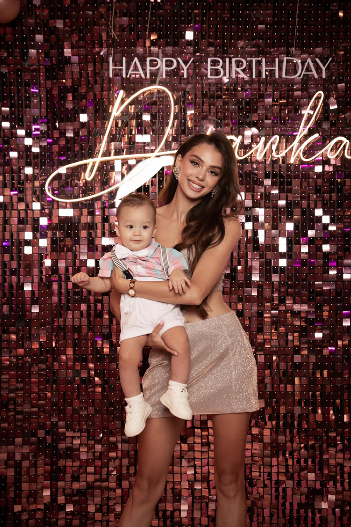 Vợ Bùi Tiến Dũng và quý tử.