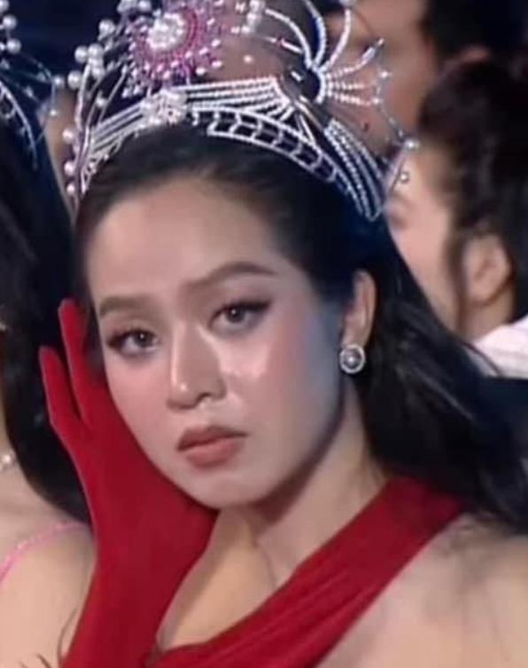 Biểu cảm xúc động của người đẹp quê Đà Nẵng khiến khán giả phì cười vì quá đỗi hài hước.