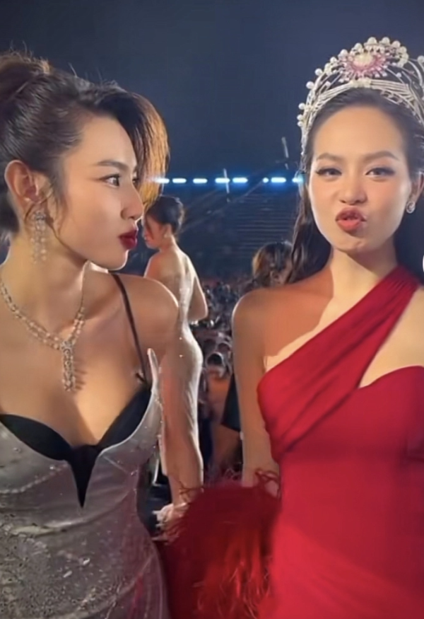 Luôn có thể bắt gặp khoảnh khắc lầy lội của mỹ nhân GenZ tại bất cứ nơi đâu.