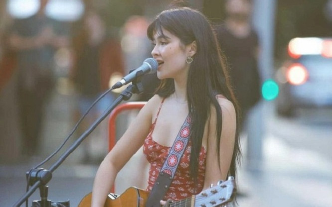 Tìm ra danh tính cô gái ngoại quốc hát 'See tình' gây sốt phố đi bộ Nguyễn Huệ Ảnh 2