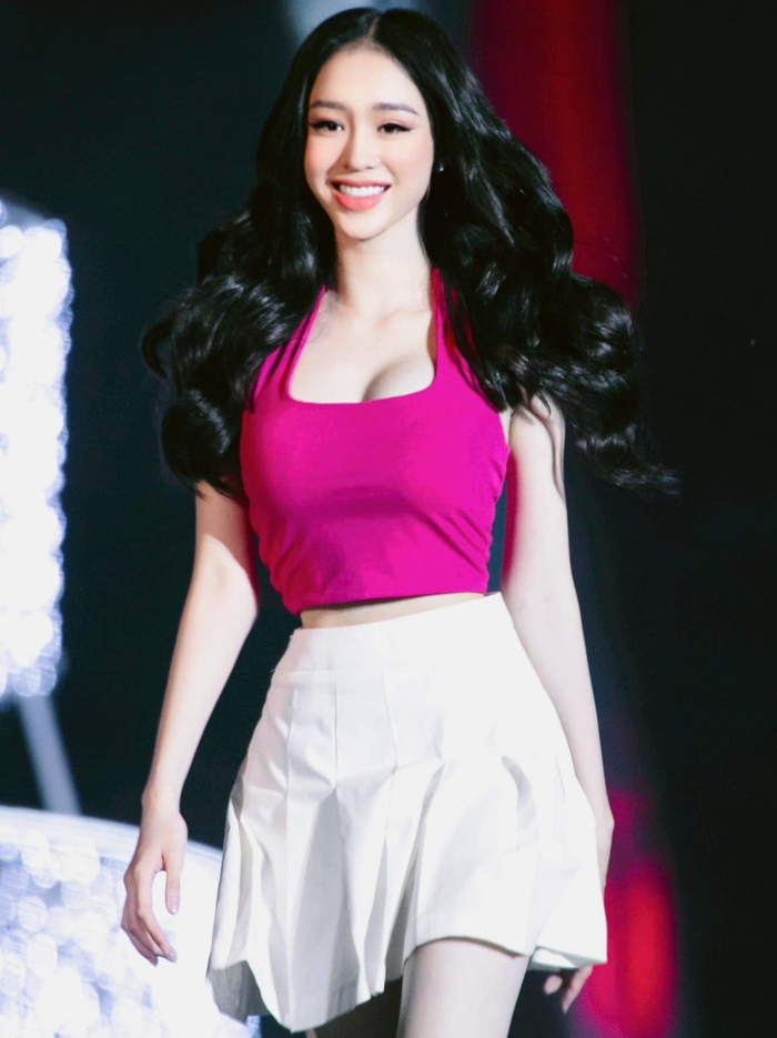 Một số khán giả cho rằng, nguyên nhân khiến mỹ nhân Sài Thành không thể lọt tiến xa ở các cuộc thi nhan sắc do phong cách ăn mặc gợi cảm, thiếu vải. 