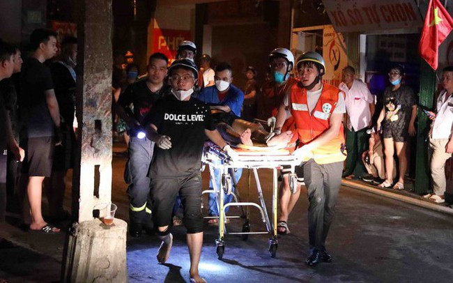 Lực lượng cứu hộ đưa người ra khỏi vụ cháy. (Ảnh: VTV).