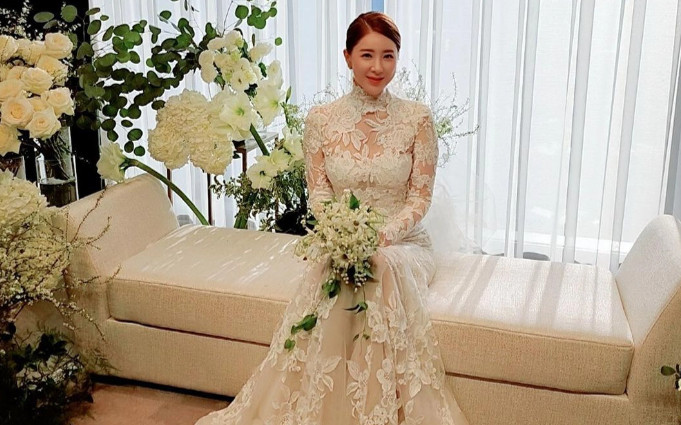 Nữ ca sĩ nổi tiếng phát hiện bị chồng đệ đơn ly hôn khi đọc báo Ảnh 2