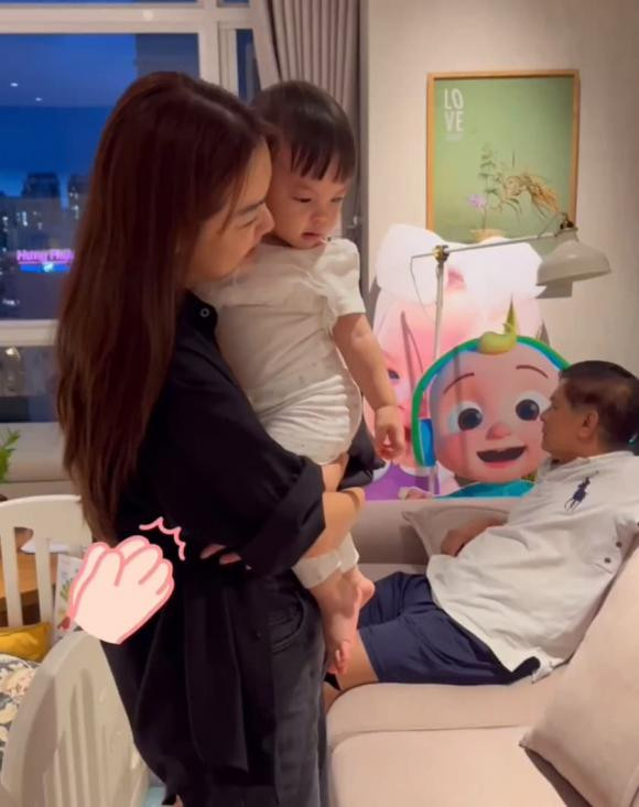 Cô bé ngừng khóc khi Phạm Quỳnh Anh tháo mặt nạ, tích cực dỗ dành. (Ảnh chụp màn hình)