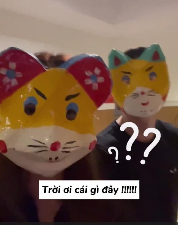 Phạm Quỳnh Anh đeo mặt nạ, tạo bất ngờ cho con gái sau khi đi công tác về. (Ảnh chụp màn hình)