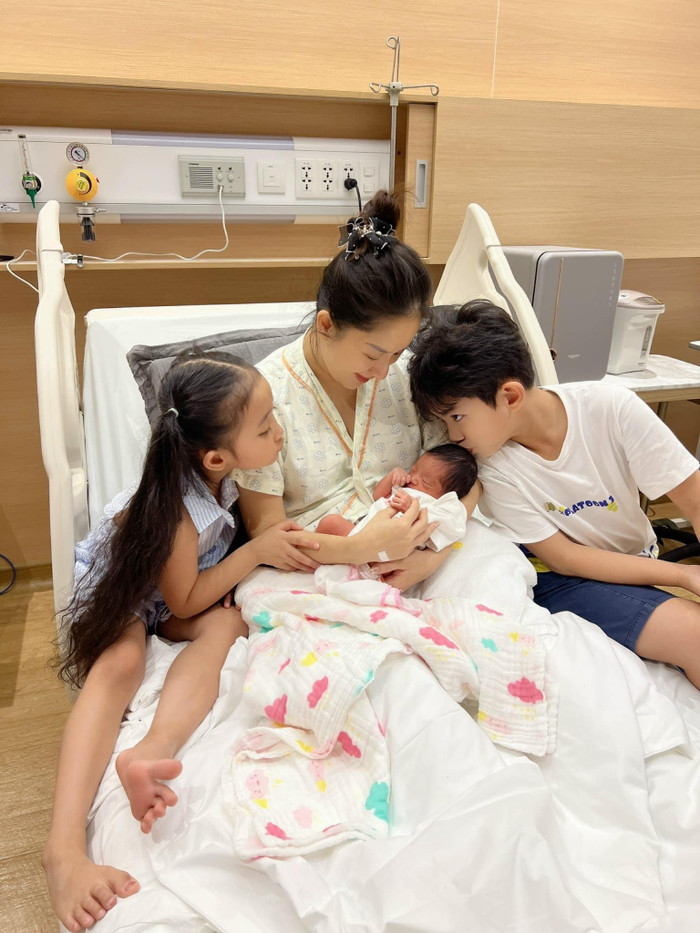 Khánh Thi hạnh phúc chia sẻ Phan Hiển đã ở bên cạnh cô khi nhóc tỳ thứ ba chào đời.