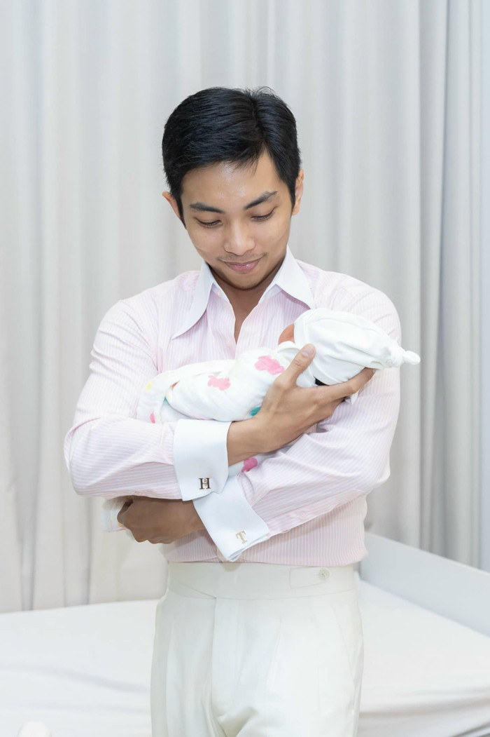 Nhìn những hình ảnh, sự lo lắng trên khuôn mặt của Phan Hiển cũng đủ thấy anh quan tâm vợ đến nhường nào.