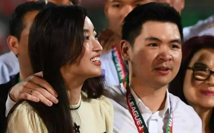 Đỗ Mỹ Linh xuất hiện trên khán đài cùng chồng, nhan sắc mẹ bỉm gây chú ý Ảnh 2