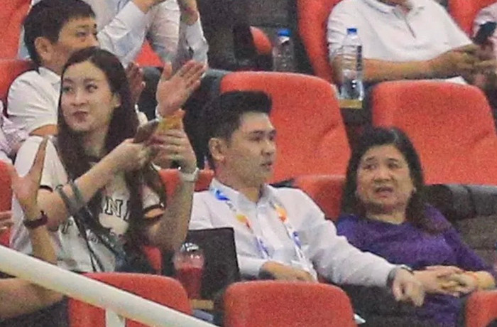Như thường lệ, nàng Hậu cùng chồng tới cổ vũ, tiếp lửa cho đội nhà trong các trận đấu. 