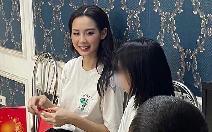 Bảo Ngọc thể hiện sự tinh tế, khéo léo khi đến thăm em nuôi trong vụ cháy chung cư Ảnh 2