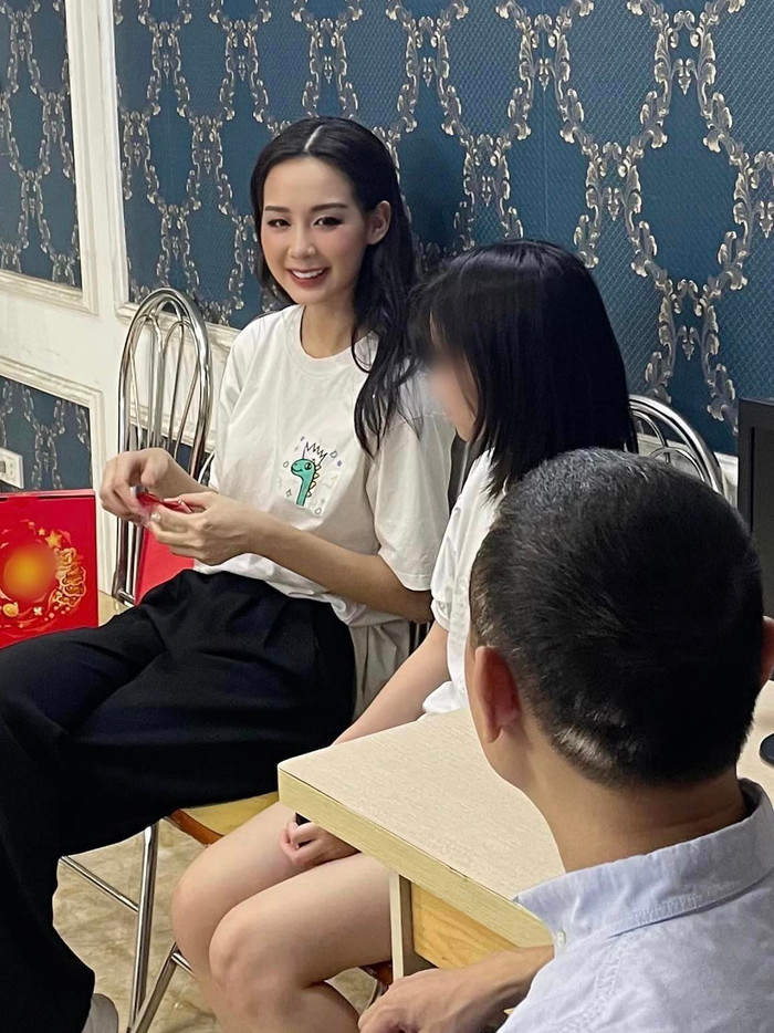 Hoa hậu Bảo Ngọc luôn dành sự quan tâm cho em nuôi