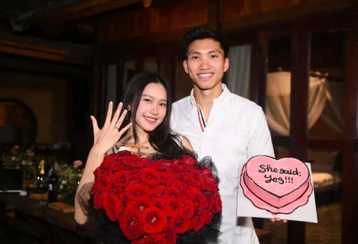 Đoàn Văn Hậu tiết lộ ngay từ lần đầu gặp bạn gái anh đã nhận ra đây chính là người con gái mà anh tìm kiếm bấy lâu. 