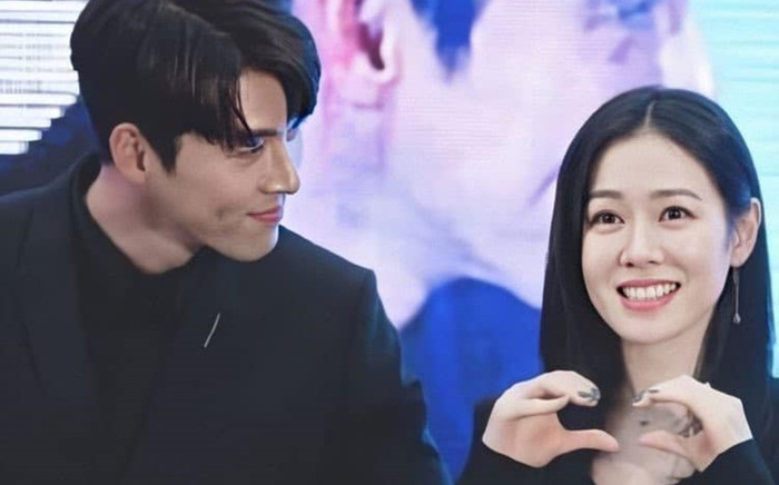 Son Ye Jin cười tít mắt khi Hyun Bin được khen, còn tranh thủ khoe chồng Ảnh 2