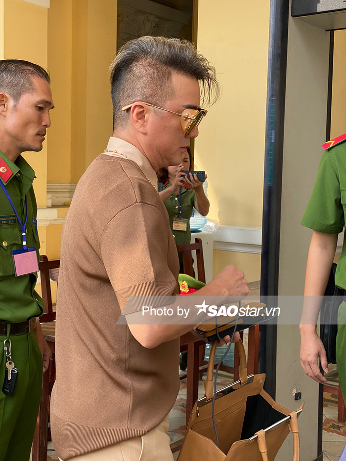 Ca sĩ Đàm Vĩnh Hưng tại tòa.