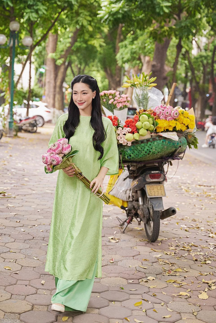 Hoà Minzy đăng tải những bức hình cực thơ trong tiết trời mua thu Hà Nội chiều lòng người. 