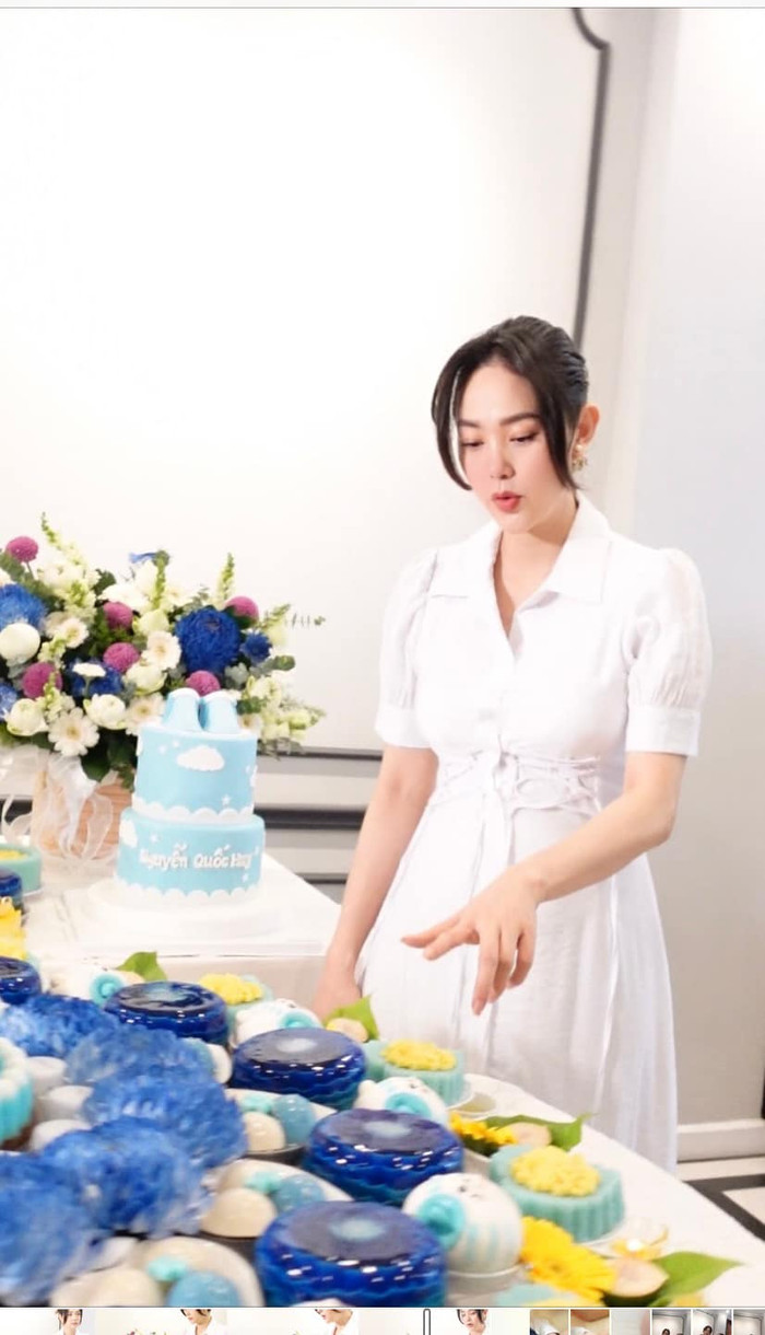 Minh Hằng xả kho bộ ảnh ấm áp bên nhóc tỳ trong tiệc mừng đầy tháng con. 