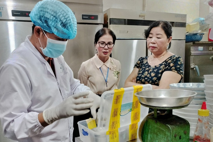 Lực lượng chức năng kiểm tra mẫu bánh mì tại quán bánh mì Phượng. Ảnh: Sở Y tế Quảng Nam