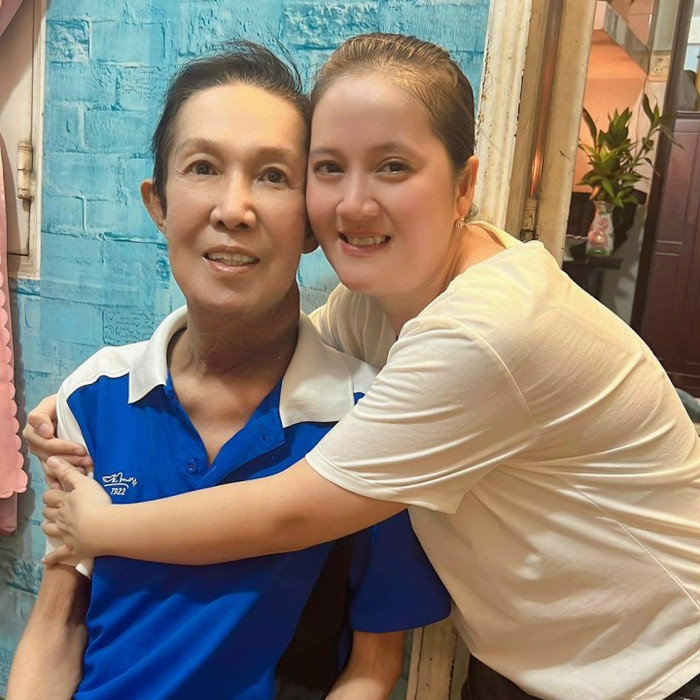 Hồng Loan bên NSƯT Vũ Linh.