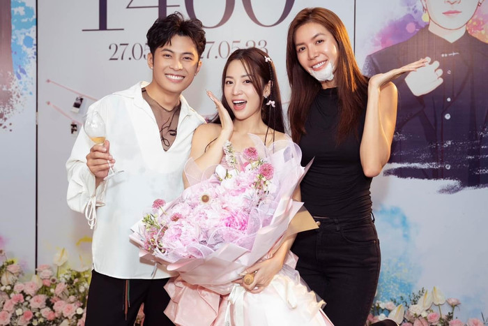 Minh Tú dù đang bị thương tại cằm vẫn cố gắng xuất hiện. (Ảnh tổng hợp)
