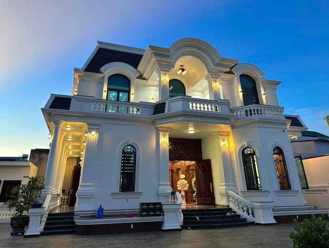 Bên ngoài của ngôi nhà trông như căn biệt thự