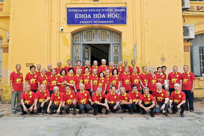 Các cụ ông, cụ bà U80 tề tựu họp lớp sau 55 ra trường gây xúc động Ảnh 4