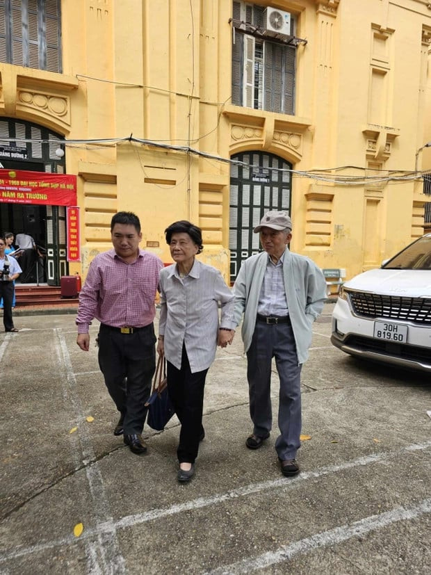 Các cụ ông, cụ bà U80 tề tựu họp lớp sau 55 ra trường gây xúc động Ảnh 3