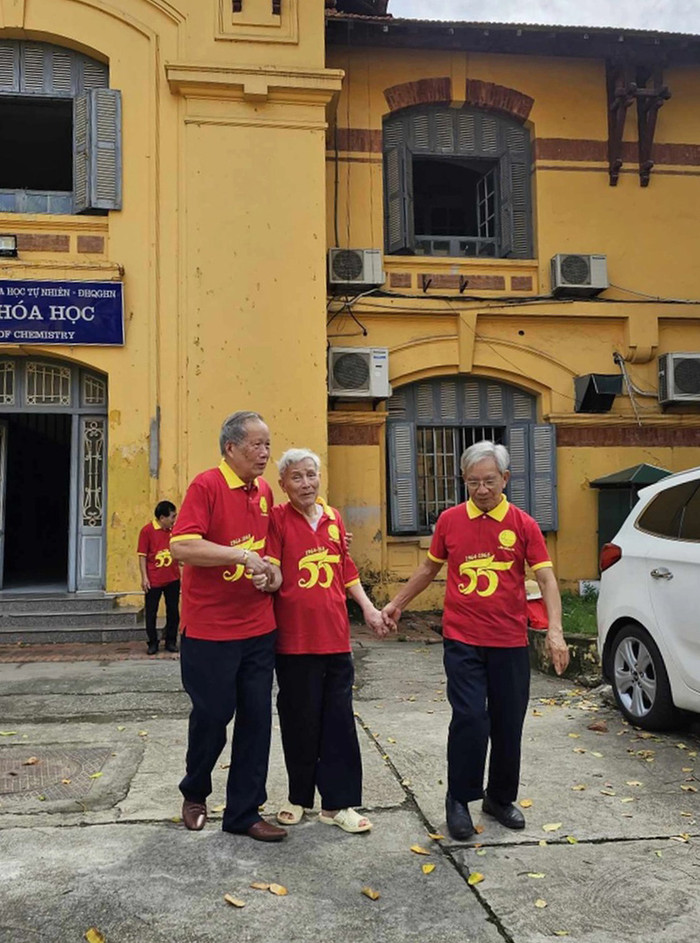 Các cụ ông, cụ bà U80 tề tựu họp lớp sau 55 ra trường gây xúc động Ảnh 1