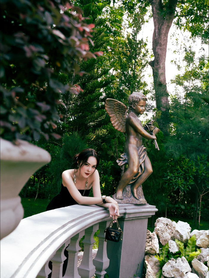 Mỗi lần xuất hiện trước truyền thông, cô luôn có hình ảnh chỉn chu từ váy áo đến trang điểm và khoe nhan sắc ngày càng mặn mà khiến fan xuýt xoa. 