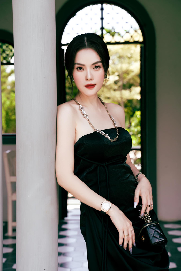 Dương Cẩm Lynh đăng tải bộ ảnh với visual đẹp 'nghiêng nước, nghiêng thành'. 