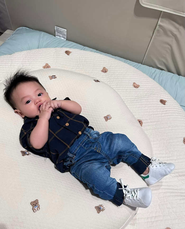 Nhìn những bức hình này, ai cũng công nhận Đàm Thu Trang như 'đẻ thuê' bởi quý tử giống bố như sao y bản chính.