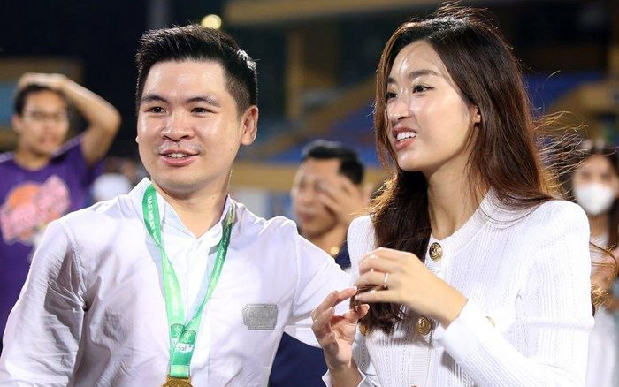 'Bóc giá' áo phông của Đỗ Mỹ Linh khi đến sân bóng cùng ông xã hậu sinh con Ảnh 2