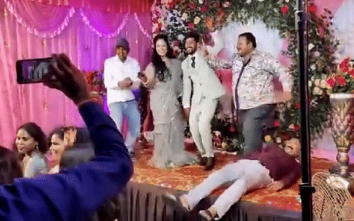 Clip: Người đàn ông đang nhảy múa sung sức trên sân khấu liền đột ngột ngã xuống Ảnh 2