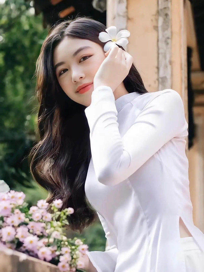  Mỗi lần xuất hiện, con gái Quyền Linh khiến dân tình mê mẩn bởi nét đẹp tự nhiên, trong veo. 