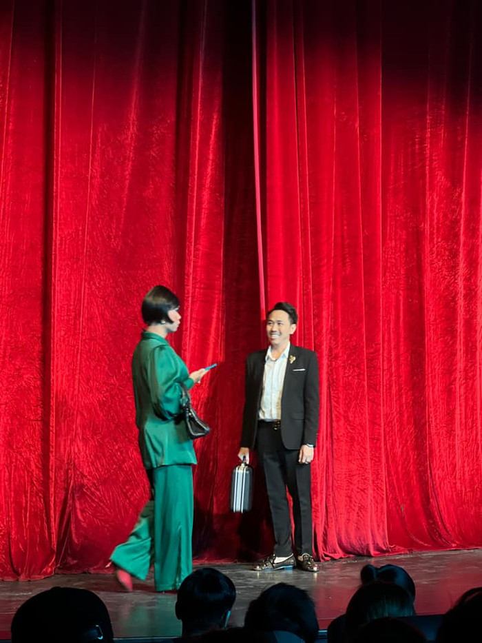 Trước đó Anh Đức đã ăn vận vô cùng chỉn chu để diễn kịch ở trên sân khấu