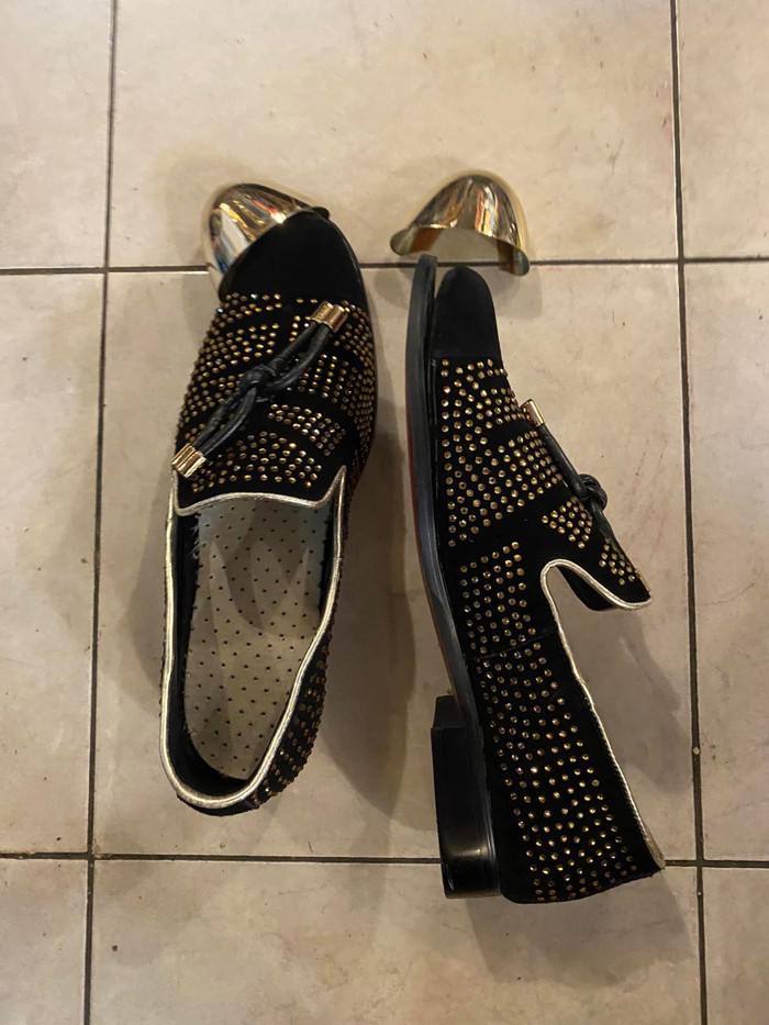 Đôi giày của Anh Đức sử dụng để biểu diễn trên sân khấu cũng đã bị hỏng một cách nghiêm trọng