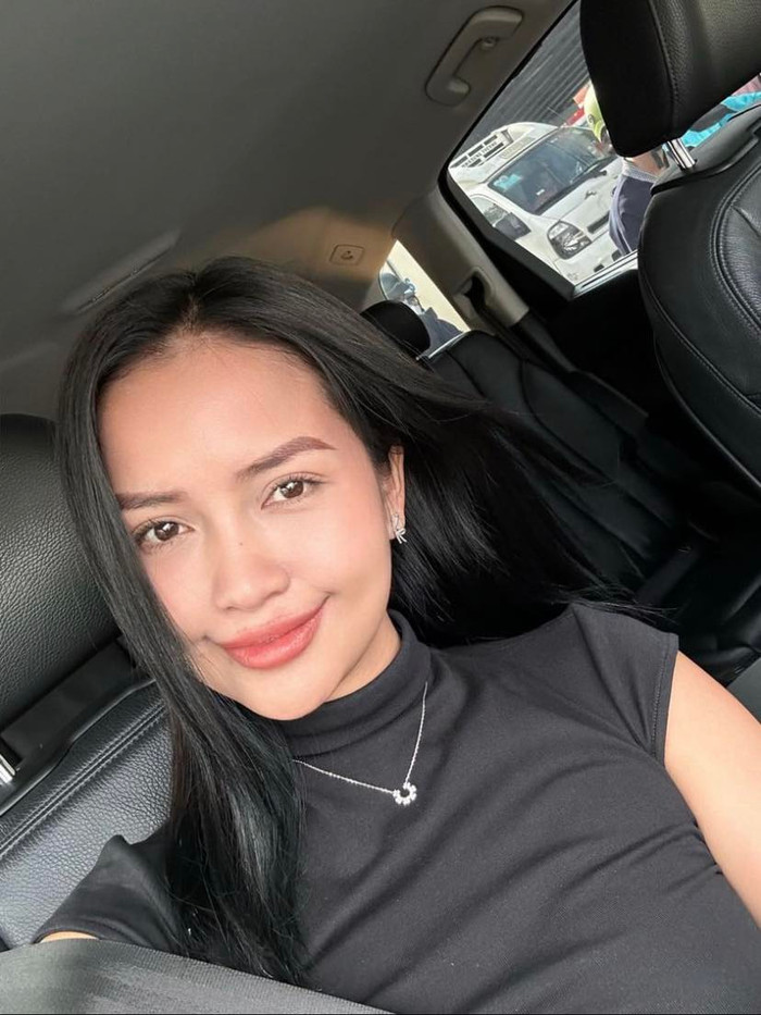 Ngọc Châu thể hiện sự thoải mái, tươi tắn khi đi học