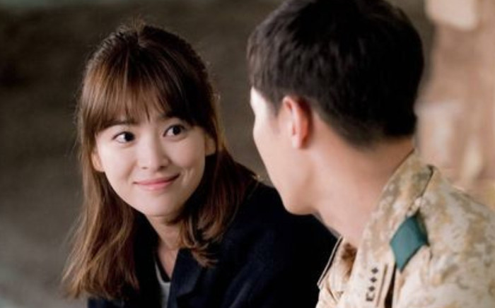 Song Joong Ki công khai bảo vệ vợ mới, nhìn sang Song Hye Kyo mà chạnh lòng Ảnh 2