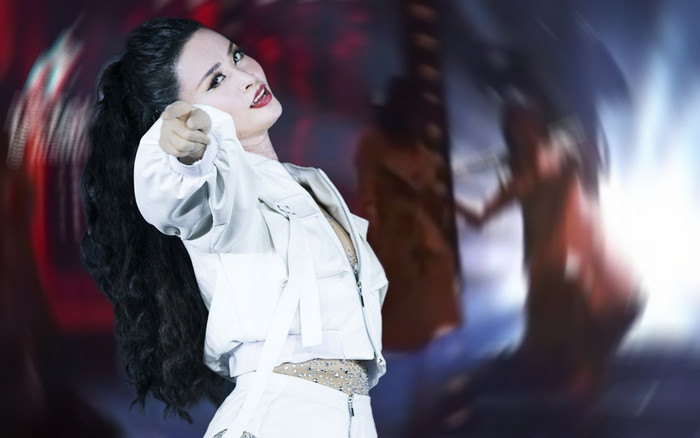 Đông Nhi trượt chân, bị đạo cụ sân khấu đè trúng người: Cách xử lý có ghi điểm? Ảnh 2