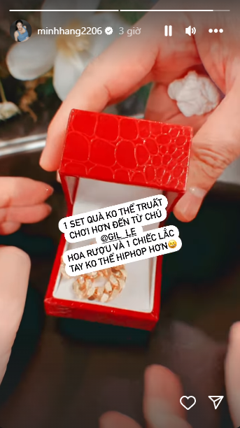 Chiếc lắc tay do Gil Lê tặng cho quý tử khiến Minh Hằng không thể rời mắt