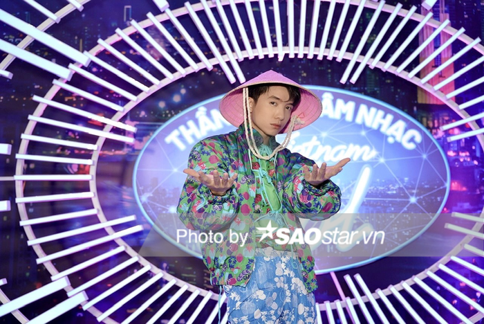 Xuân Định vui vẻ tạo dáng trước khi chuẩn bị biểu diễn trên sân khấu Vietnam Idol. Anh chàng từng nhiều lần mang những sáng tác của bản thân đến với khán giả và nhận về phản hồi tích cực